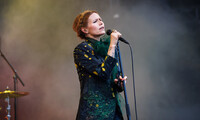 Nina Persson fronter The Cardigans med autoritet. Foto: Ketil Martinsen