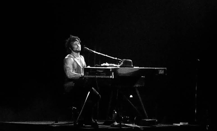 D'Angelo på Brixton Academy i 2012. Foto: Phil Sheard. Via Wikimedia Commons. CC-DS 2.0