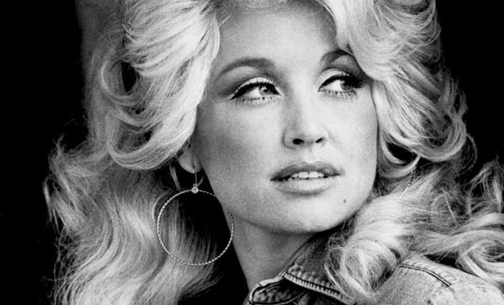 Dolly Parton pressefoto fra 1977. Foto: RCA Records via Wikimedia Commons