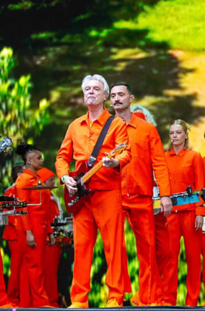 David Byrne hadde med seg et kollektiv der alle musikerne opererte med håndholdte instrument.