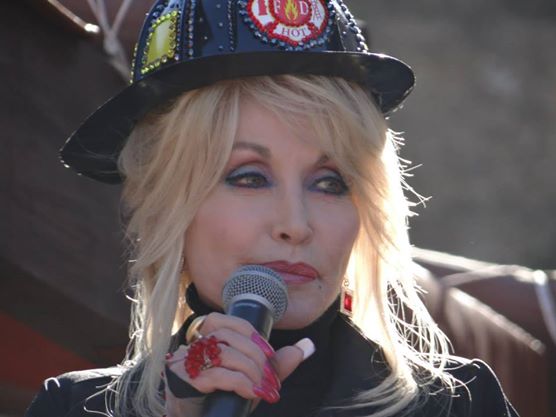 Dolly Parton fra 2014. Foto: Kris Harris King. CC-BY-SA-3.0, via Wikipedia Commons
