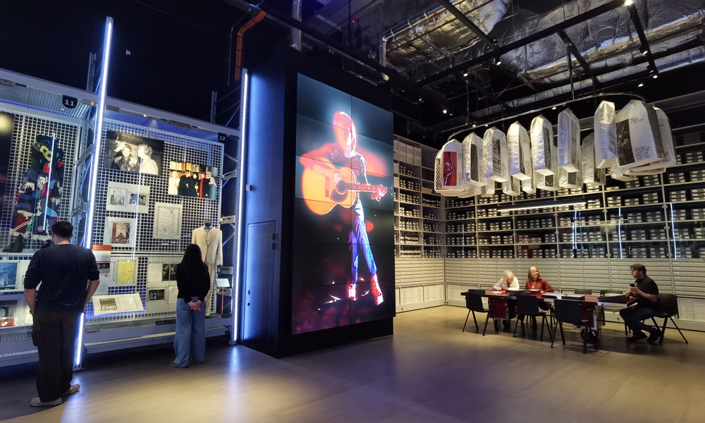 Godt med plass til å kikke, lytte eller bare meditere hos V&A. Foto: Siri Bjoner