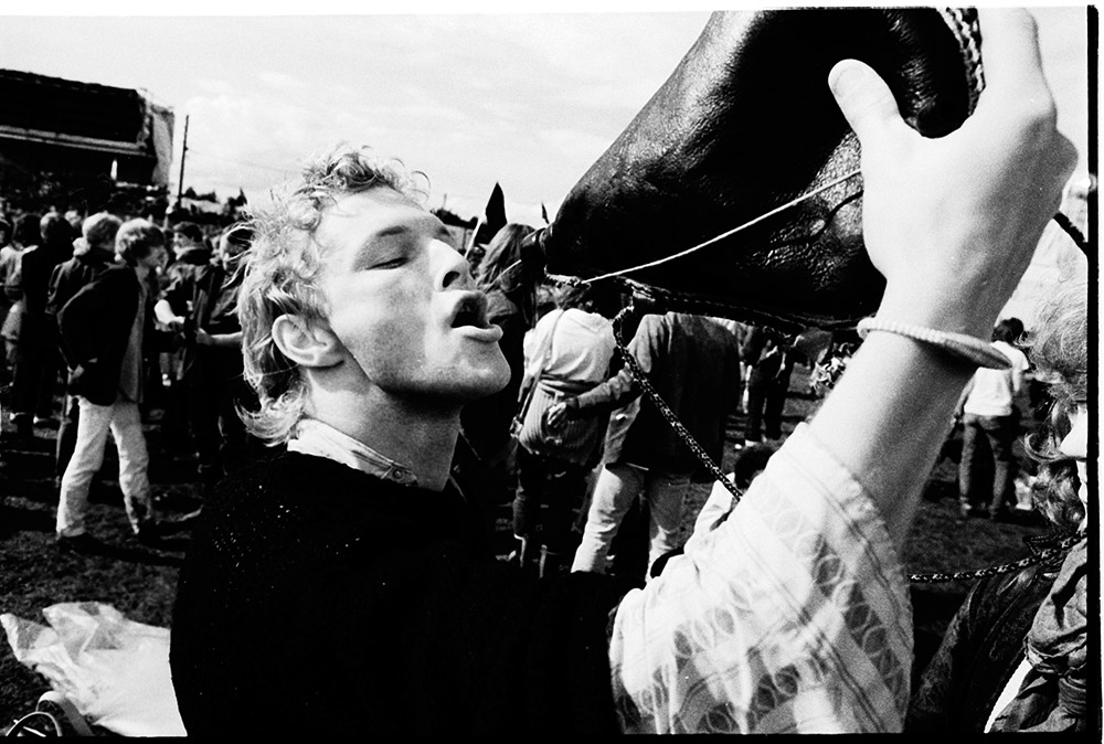 ROCK OG RØDVIN: Ole Østen tar seg en slurk med rødt i 1984 før The Alarm eller var et før vi sovnet under Lou Reed? Hmm.  Roskilde 1985. Foto: Tom Stalsberg