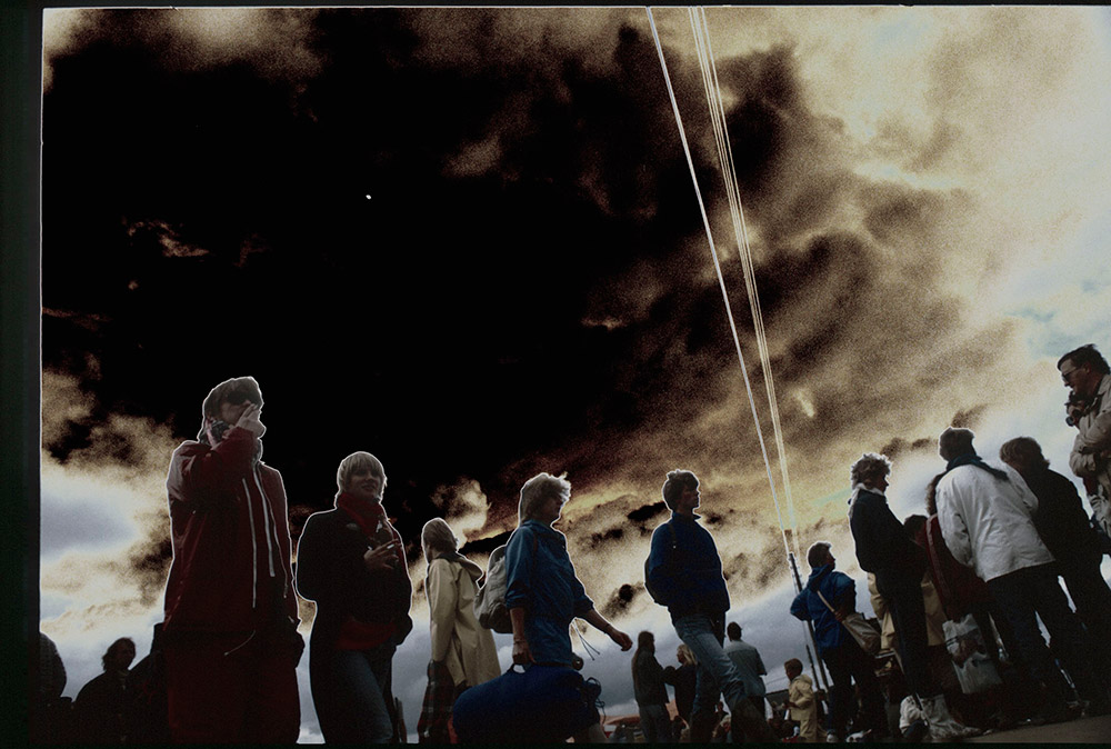 PÅ VEI: Det fete med Roskilde er å haste både hit og dit for å sjekke ut kjente og ukjente band og artister, dette er selve livet. Roskilde 1985. Foto: Tom Stalsberg