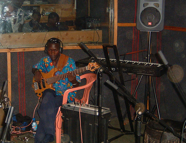 Dar Es Salam. Flere vers kommer til