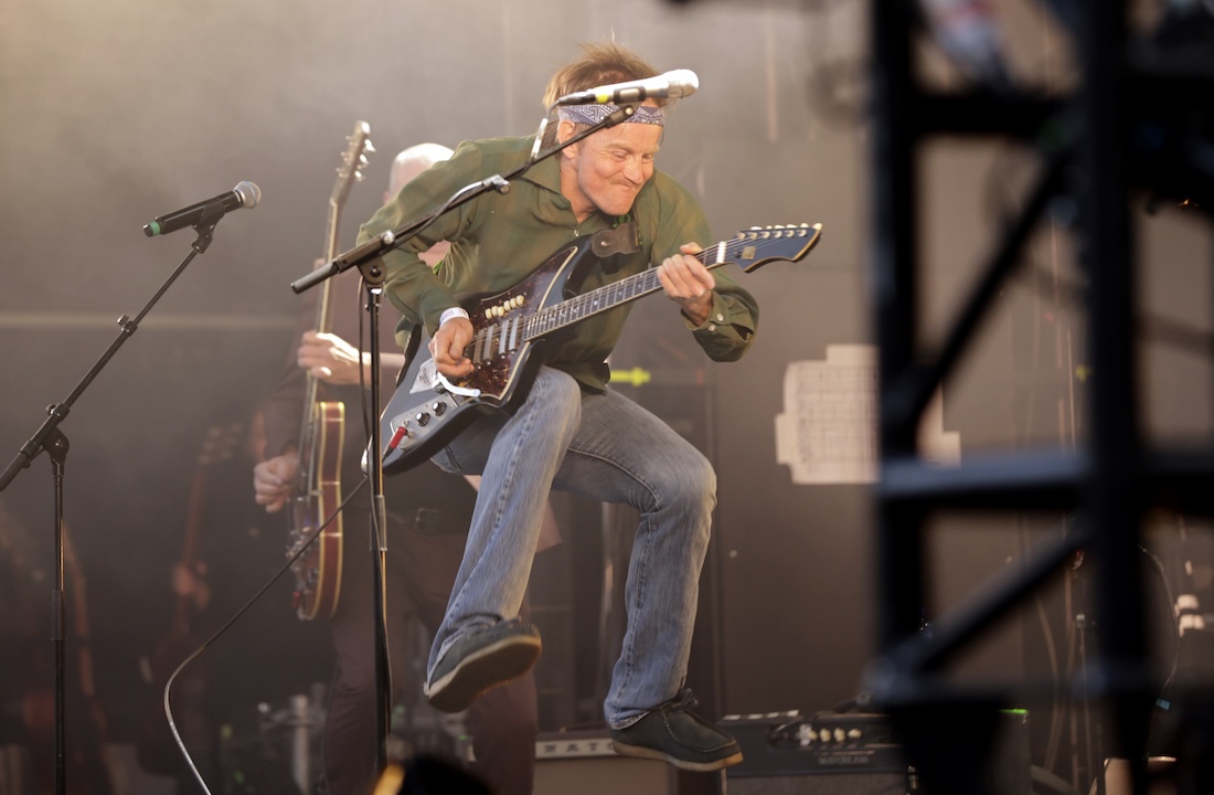 BIG BANG BOOM: Øystein Greni var en ev mange gjesteartister som sørget for at vi alle sammen ble med og hylte til «Stakkars Oslo». Gitarøs er sunt for kropp og sjel. Foto: Vidar Ruud