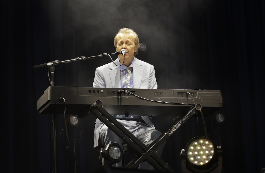 TRUBADURIX: Lars og et piano, funker det også. Foto: Vidar Ruud