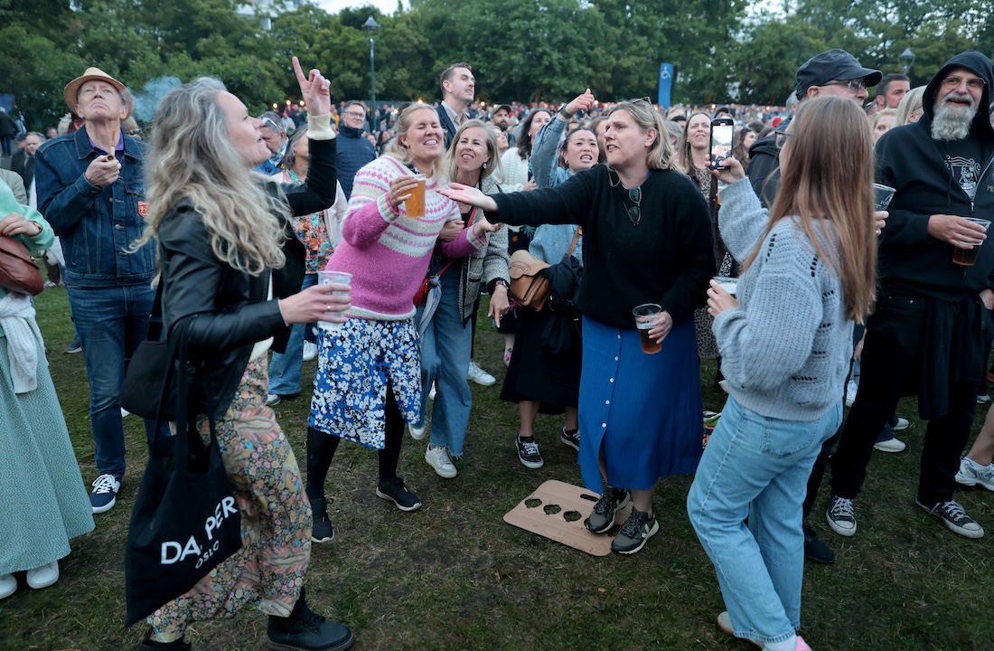 FRØYAS KOR: Denne gjengen med damer i sin beste alder sang i vilden sky og kunne de fleste av tekstene. Skaåte flott stemning i junikveldens fløyelsmyke teppe av bylys. Foto: Vidar Ruud