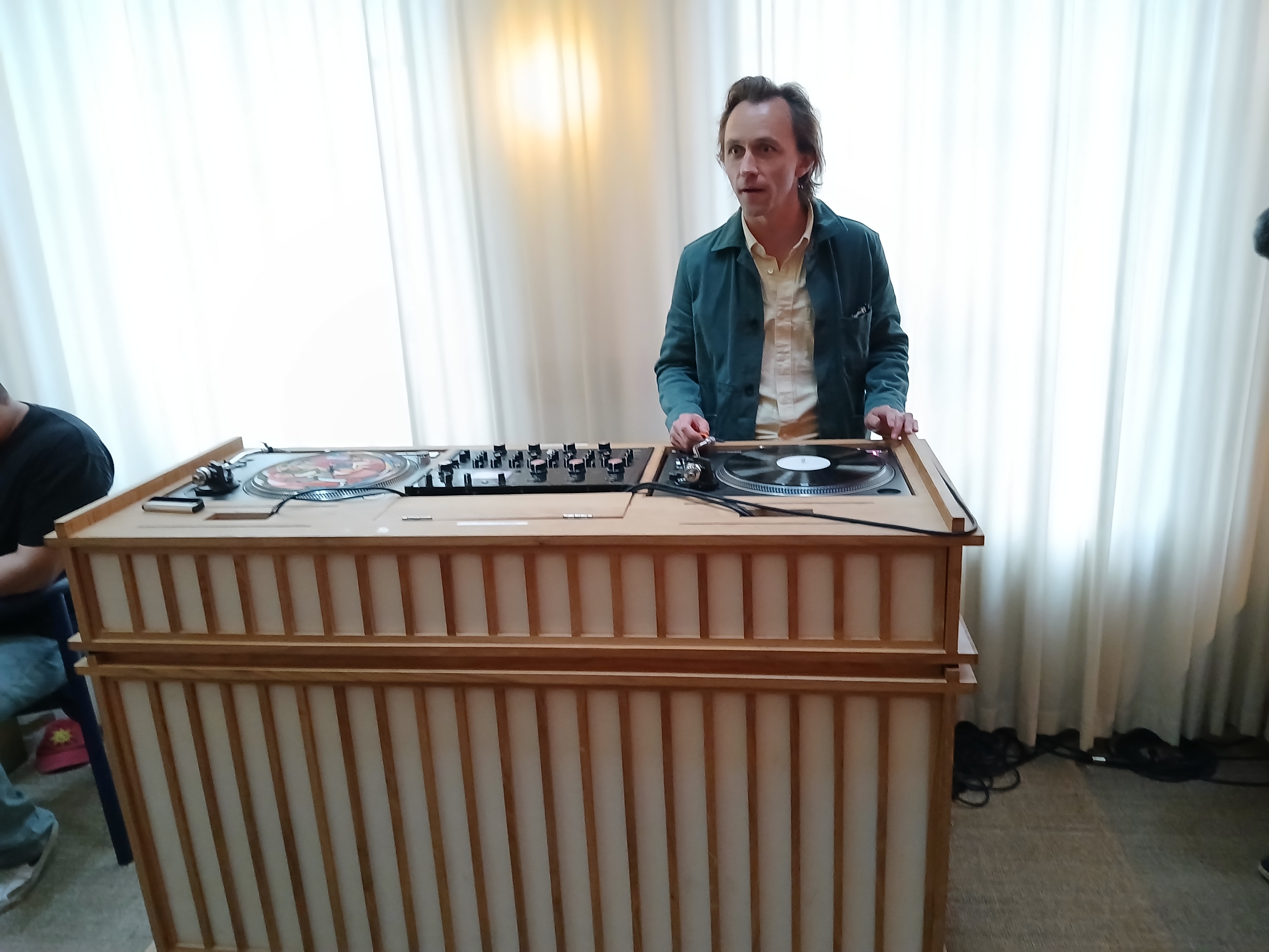 DJ med akrobatisk styrke - Sondre Lerche. Foto: Arild Rønsen