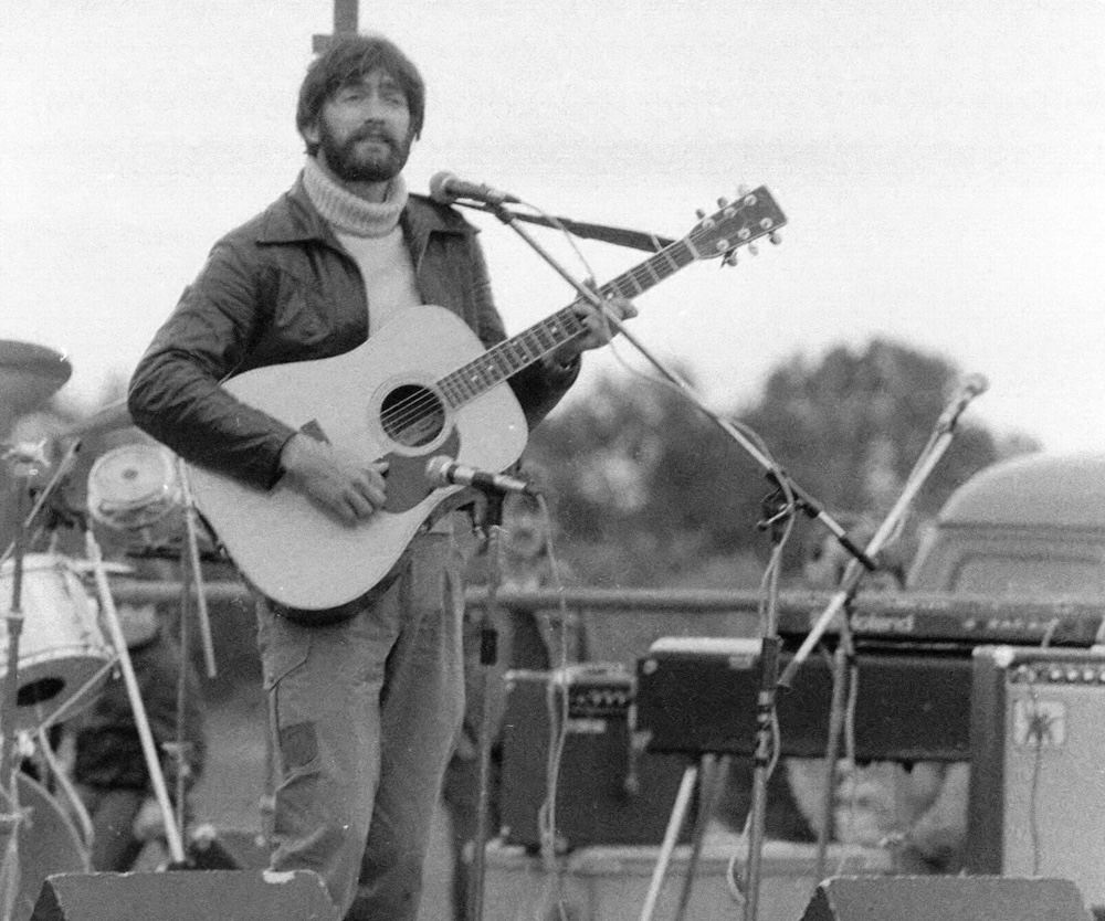 Hans Rotmo under Feginsfestivalen i Trondheim 1982. Foto Idar Lind. Via Wikimedia Commons CC-SA 4.0