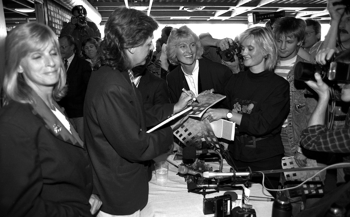 AUTOGRAFJEGERE: Paul McCartney sammen med Linda møter den kritiske pressen i Drammenshallen i 1989. Paul fløy inn, snakket, spilte og fløy hjem. 
Foto: Vidar Ruud. 