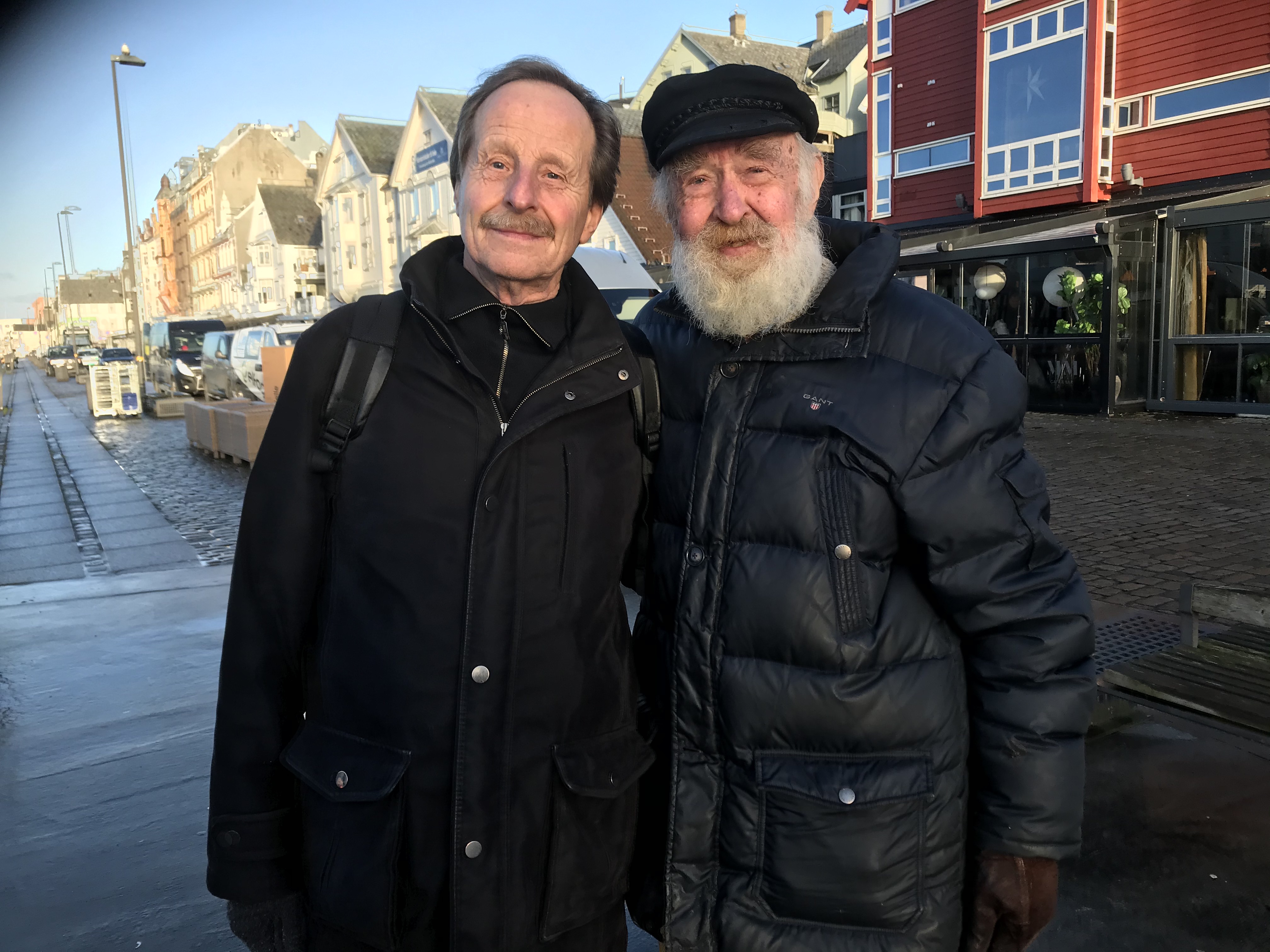 MESTERMØTE: Havnelangs i Haugesund 22. januar 2020 før verden gikk i Covid-19-lås, Kjartan Fløgstad Band på tur og der kom jaggu meg selveste Kolbein Falkeid gående. Takk, mester. Foto: Tom Stalsberg